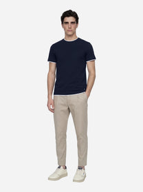 T-shirt in cotone blu con colletto a contrasto