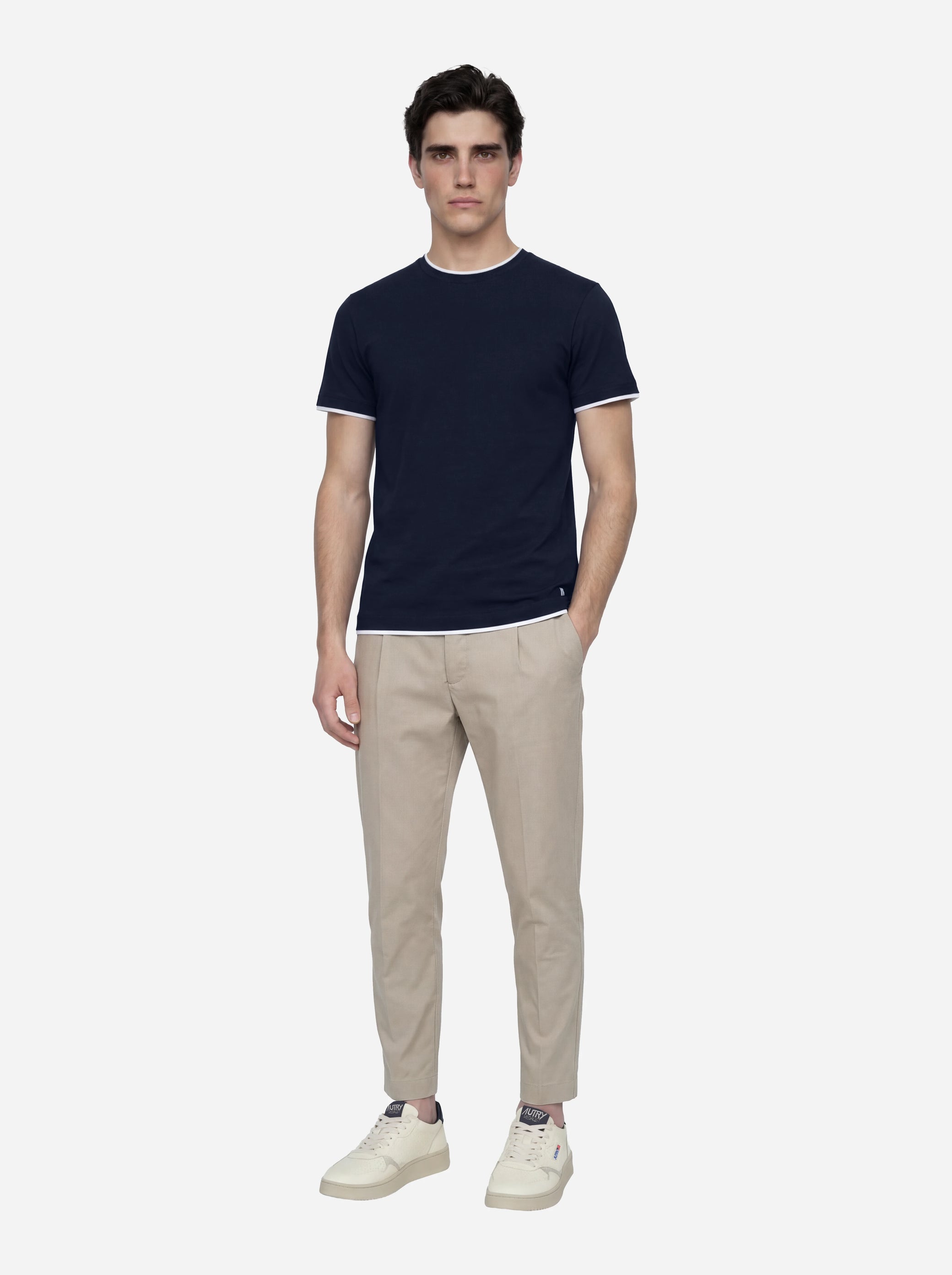 T-shirt in cotone blu con colletto a contrasto