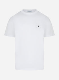 Vista frontale della T-shirt bianca DONDUP in cotone con vestibilità slim e logo D ricamato sul petto. Il design essenziale la rende un capo versatile per ogni look.