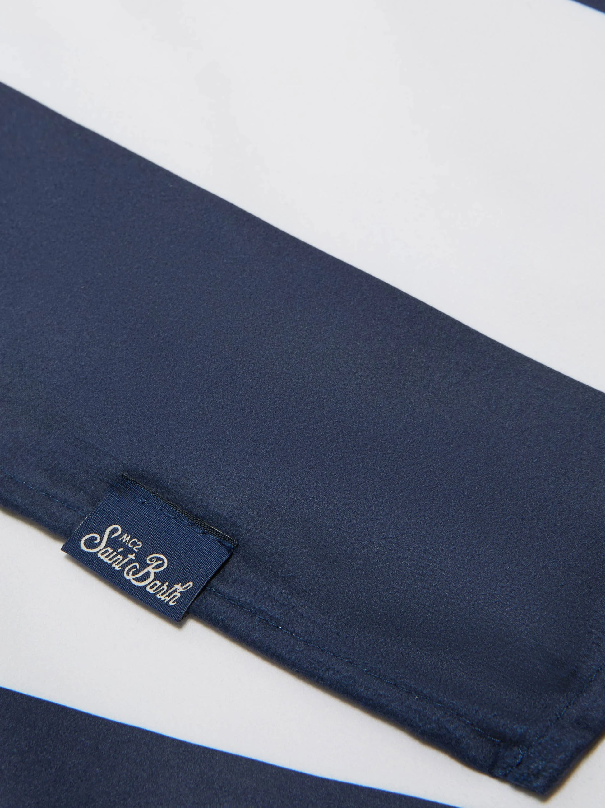 Telo mare Aidan a righe blu e bianche con logo