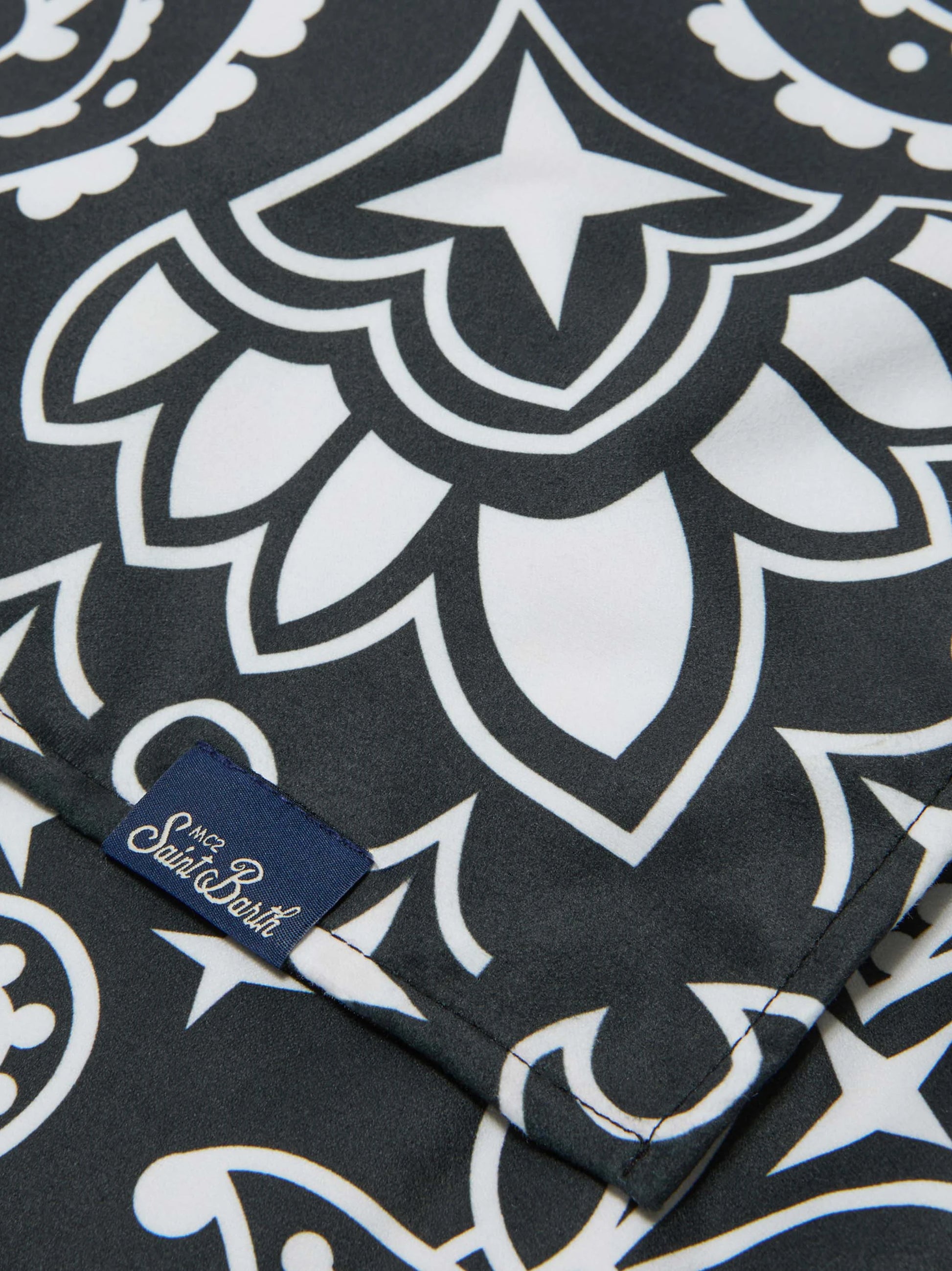 Telo mare Aidan con stampa bandana e logo