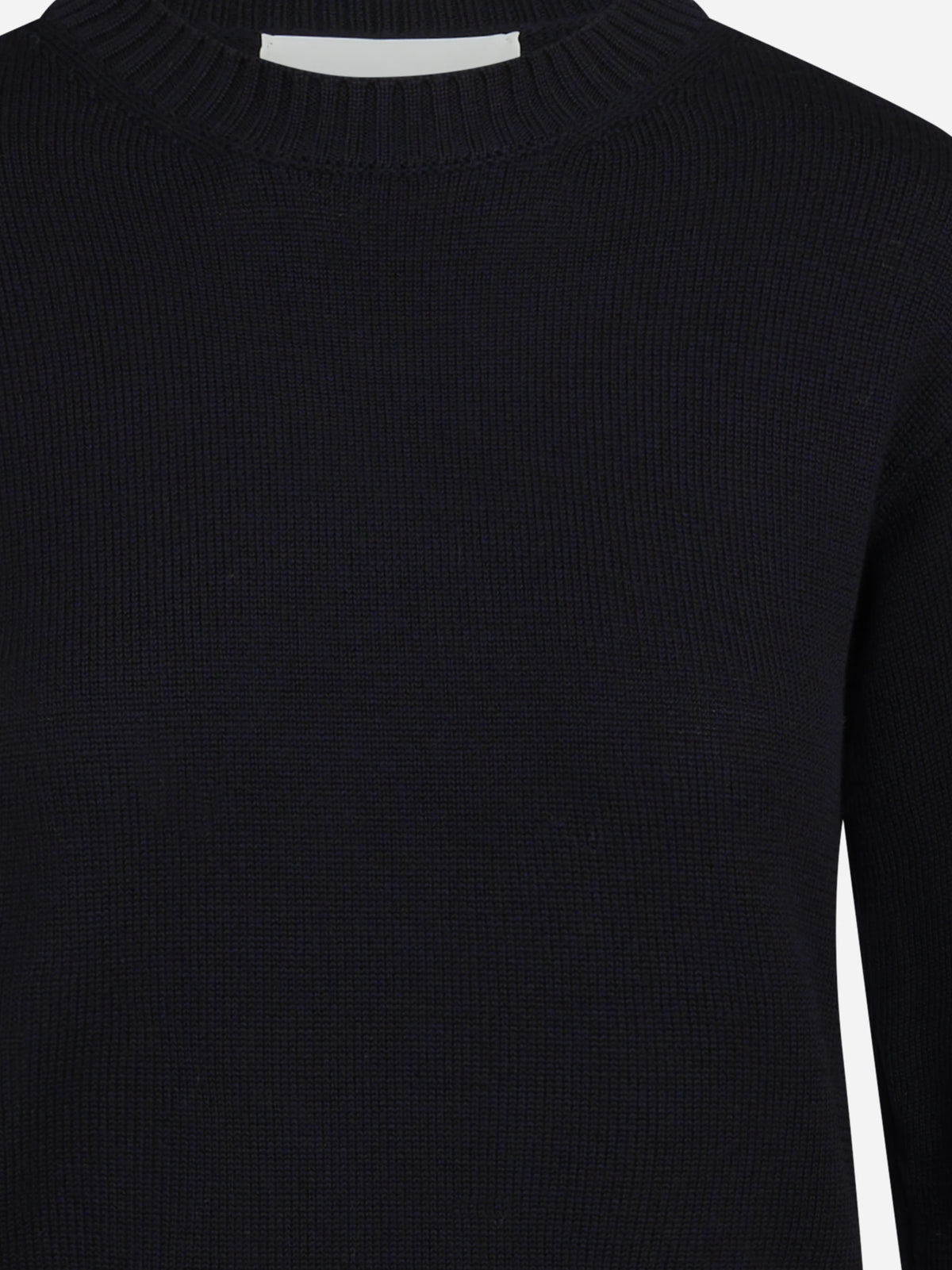 Maglia girocollo in lana blu - dettaglio del prodotto