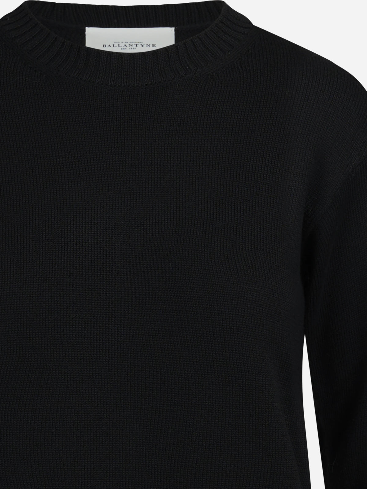 Maglia girocollo in lana nera - dettaglio del prodotto