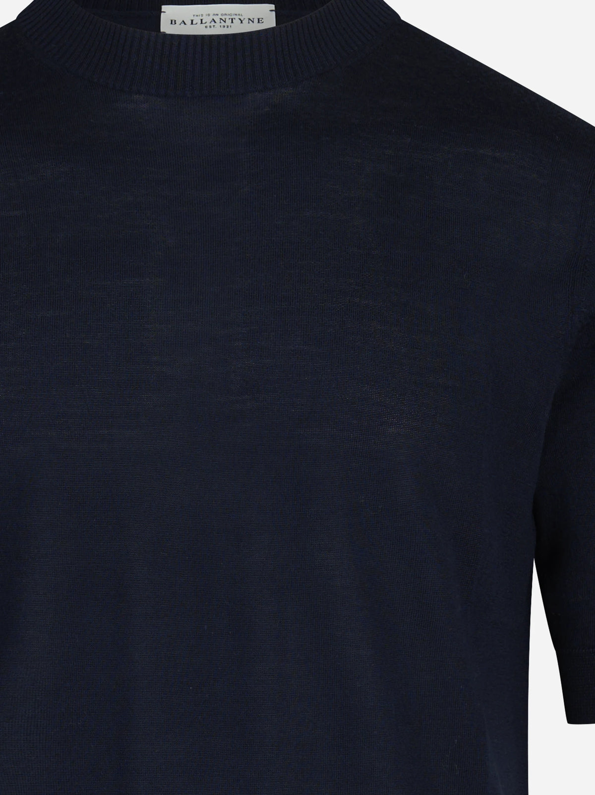 Maglia a maniche corte in lana finezza 16 blu - dettaglio del collo
