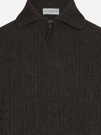 Polo in lana a coste con mezza zip marrone - dettaglio