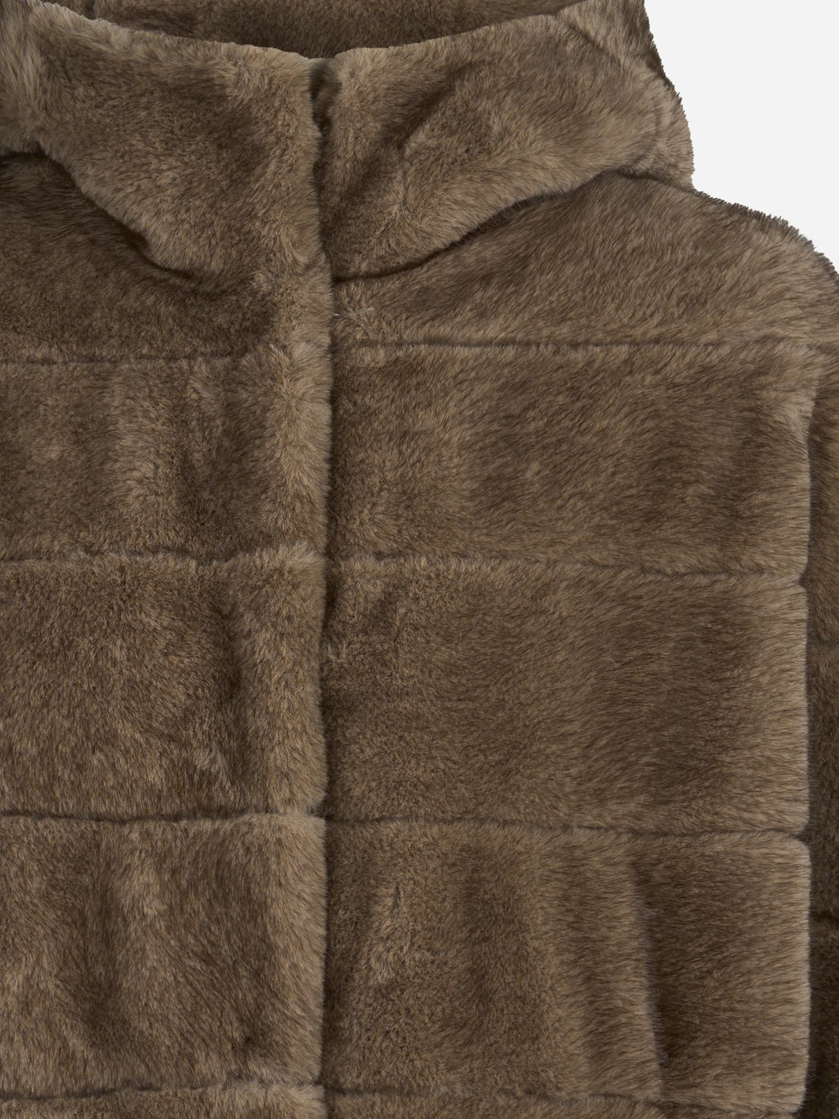 Giacca in pelliccia sintetica con maniche a pipistrello beige - dettaglio
