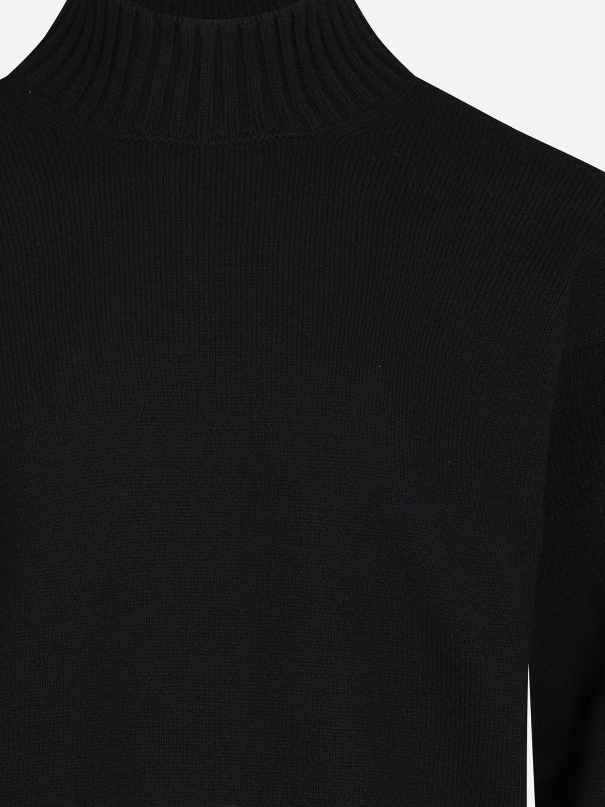Maglia lupetto in lana vergine nero - dettaglio
