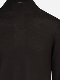 Maglia girocollo in lana vergine marrone - dettaglio del prodotto