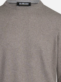 Maglia girocollo in lana merino marrone - dettaglio del prodotto