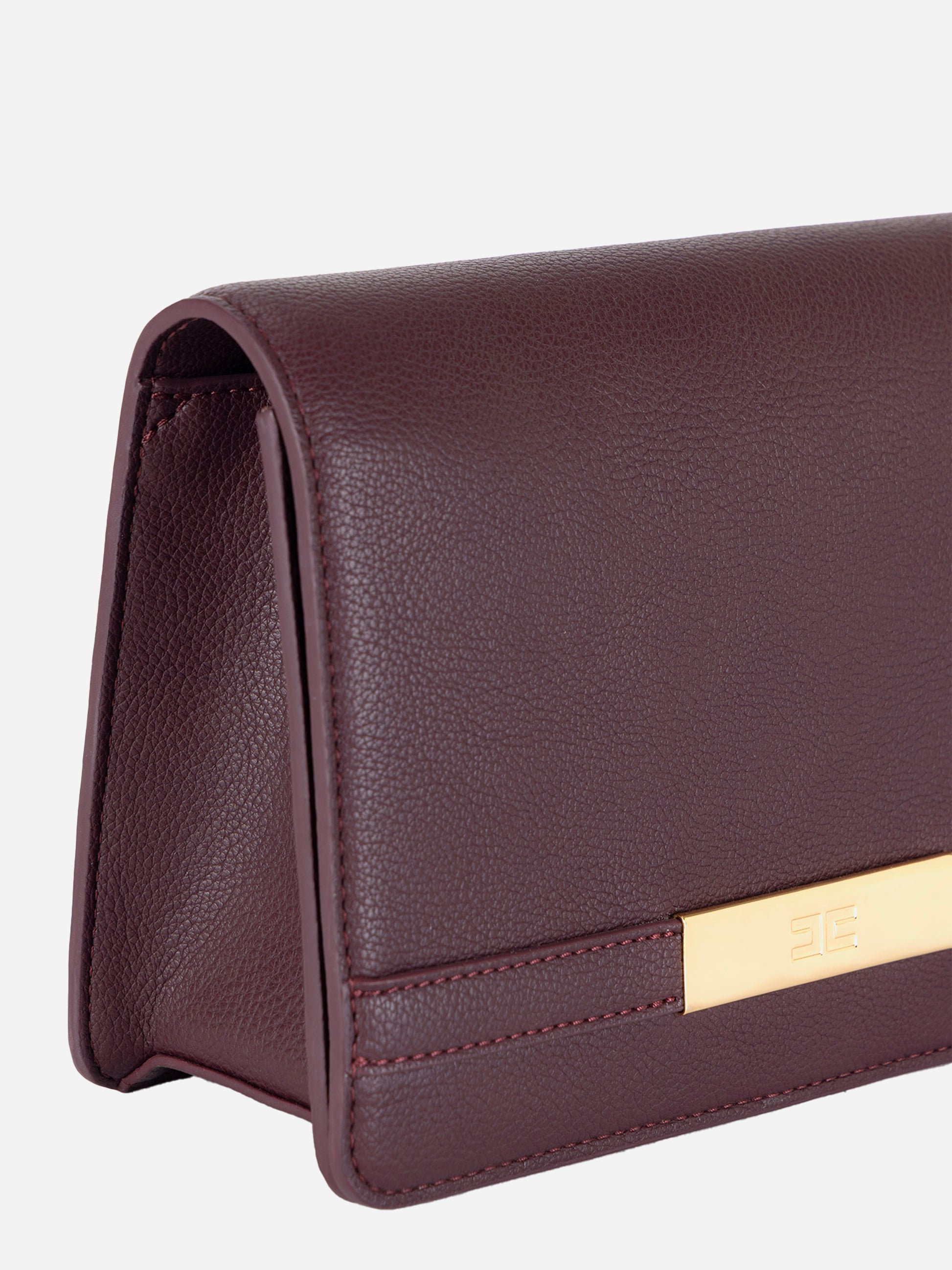 Dettaglio angolo e texture pelle martellata Elisabetta Franchi