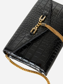 Dettaglio della chiusura e catena dorata della borsa Elisabetta Franchi