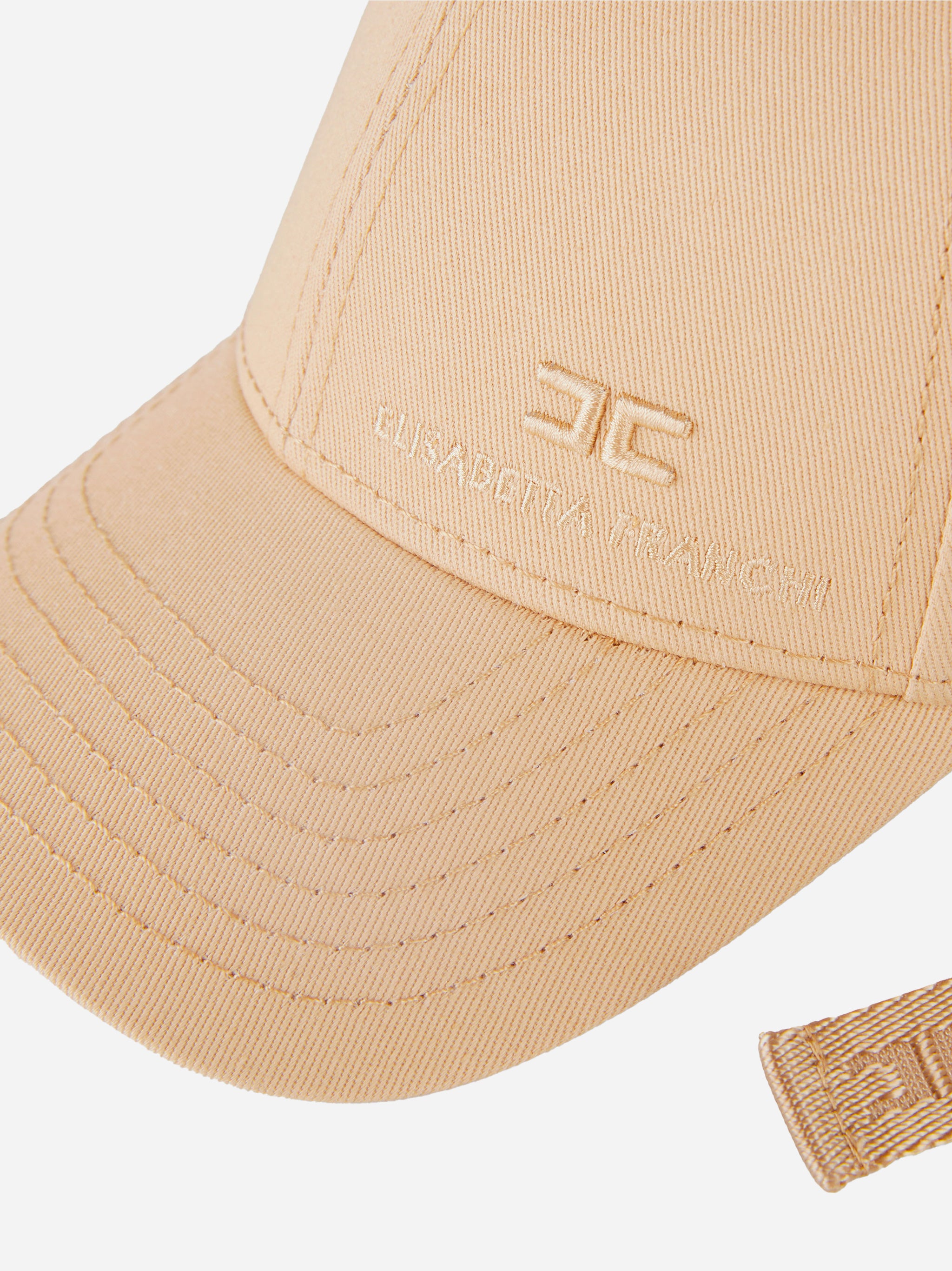 Dettaglio ricamo logo e nastro regolabile cappello Elisabetta Franchi