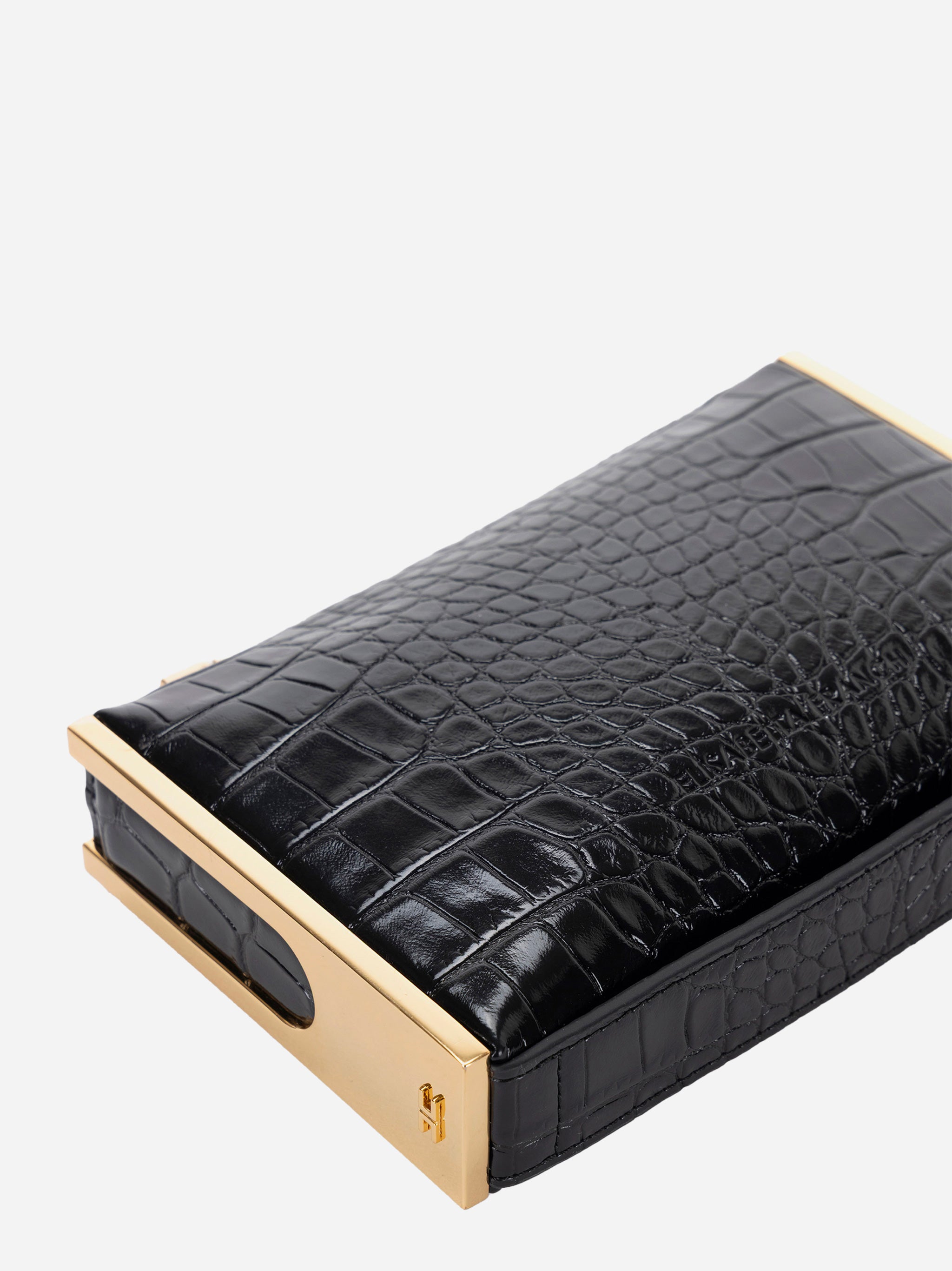 Dettaglio laterale in metallo della clutch effetto coccodrillo