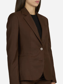 Blazer slim fit in lana stretch marrone - dettaglio indossato