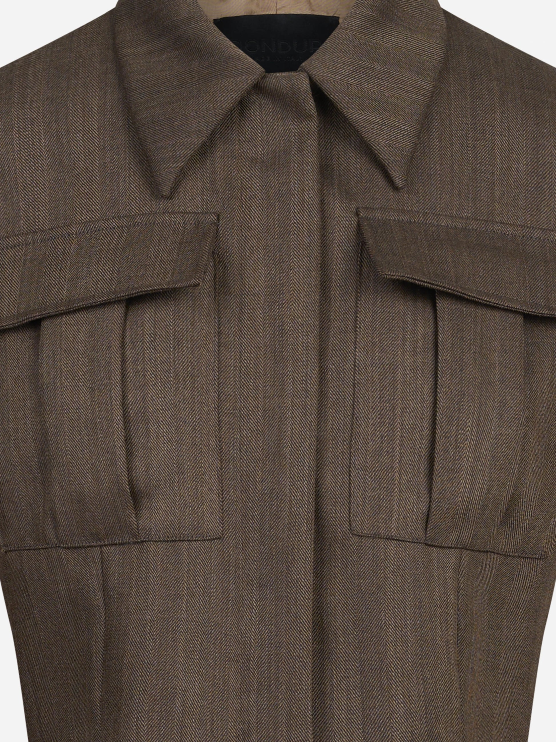 Blazer cropped oversized in lana vergine marrone - vista laterale e dettagli