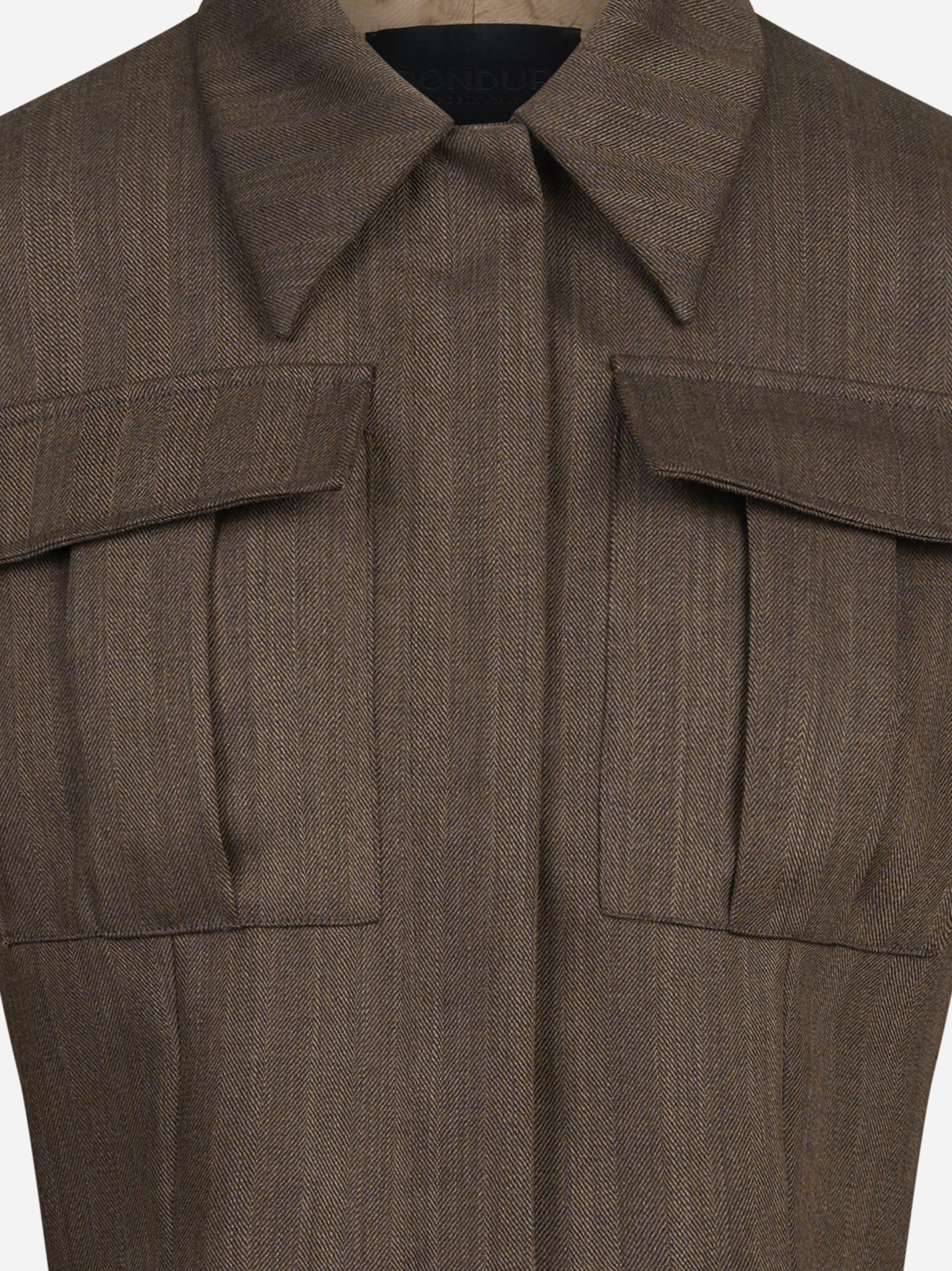 Blazer cropped oversized in lana vergine marrone - vista laterale e dettagli