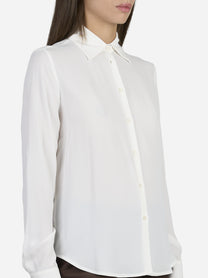 Camicia regular fit in crêpe de Chine misto seta - dettaglio indossato