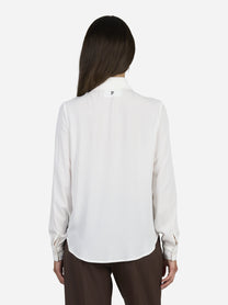 Camicia regular fit in crêpe de Chine misto seta - indossato, vista posteriore