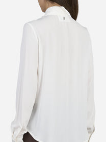 Camicia regular fit in crêpe de Chine misto seta - indossato, vista alternativa