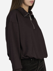 Felpa regular-fit in scuba marrone - dettaglio indossato