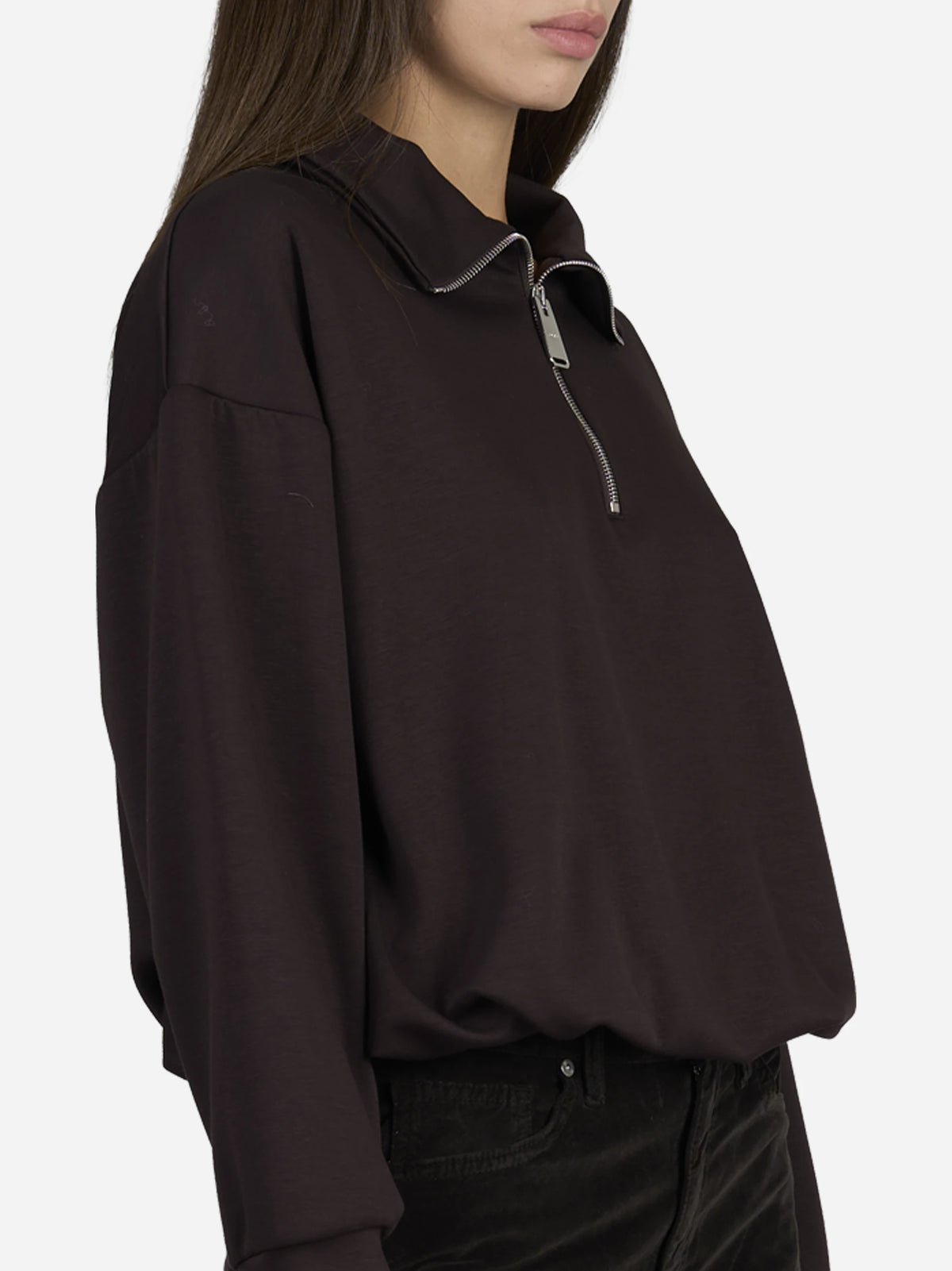 Felpa regular-fit in scuba marrone - dettaglio indossato