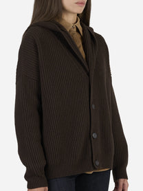 Cardigan oversized pescatore marrone - dettaglio indossato