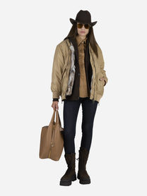 Cardigan oversized pescatore marrone - indossato, posa alternativa