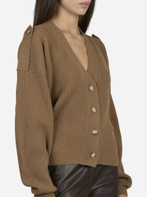 Cardigan pescatore regular-fit marrone - dettaglio indossato