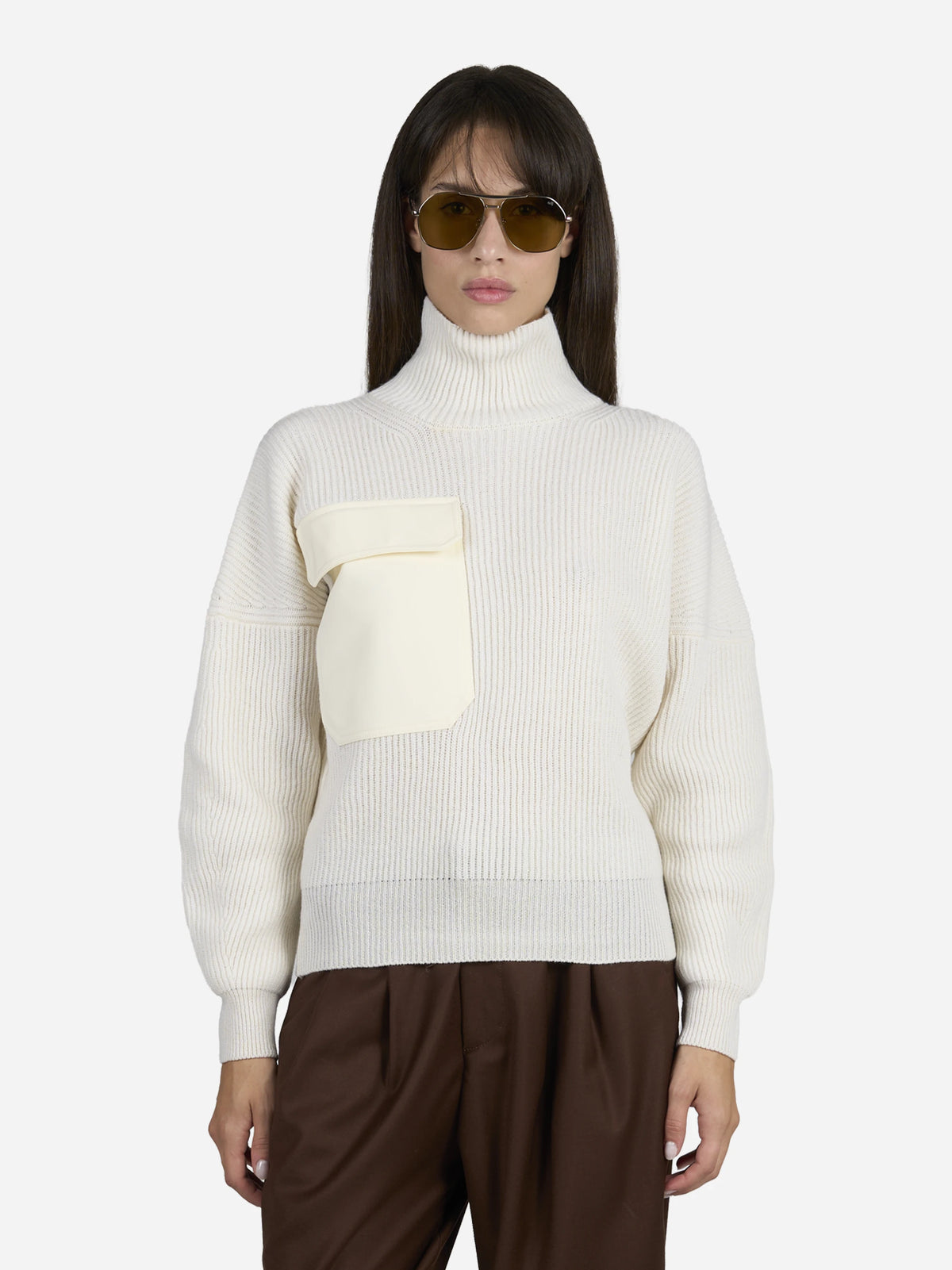 Maglia collo alto regular-fit bianca - indossato, vista frontale