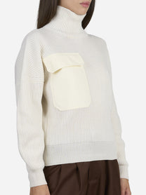 Maglia collo alto regular-fit bianca - dettaglio indossato