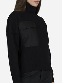 Maglia collo alto regular-fit nera - dettaglio indossato