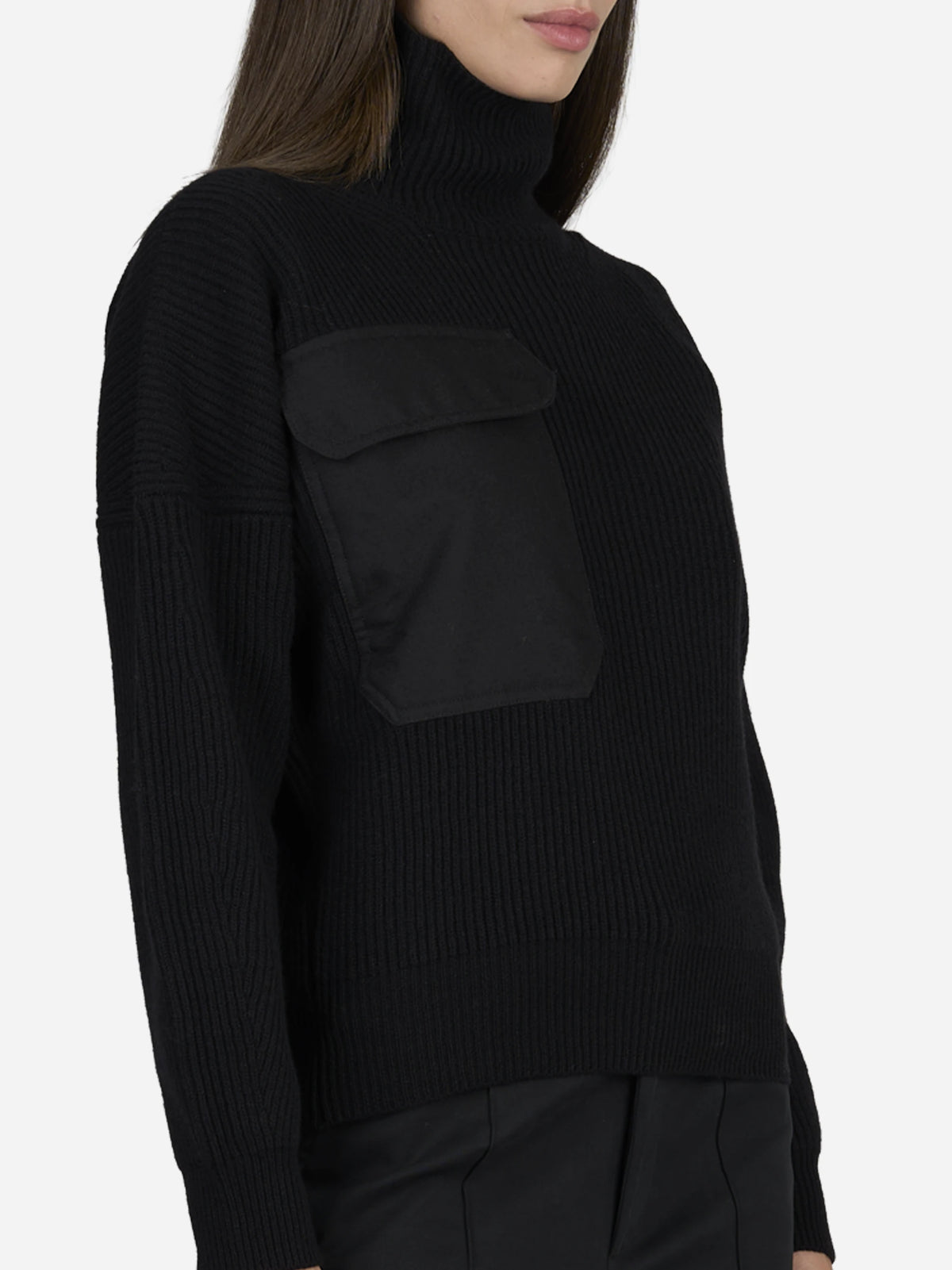 Maglia collo alto regular-fit nera - dettaglio indossato