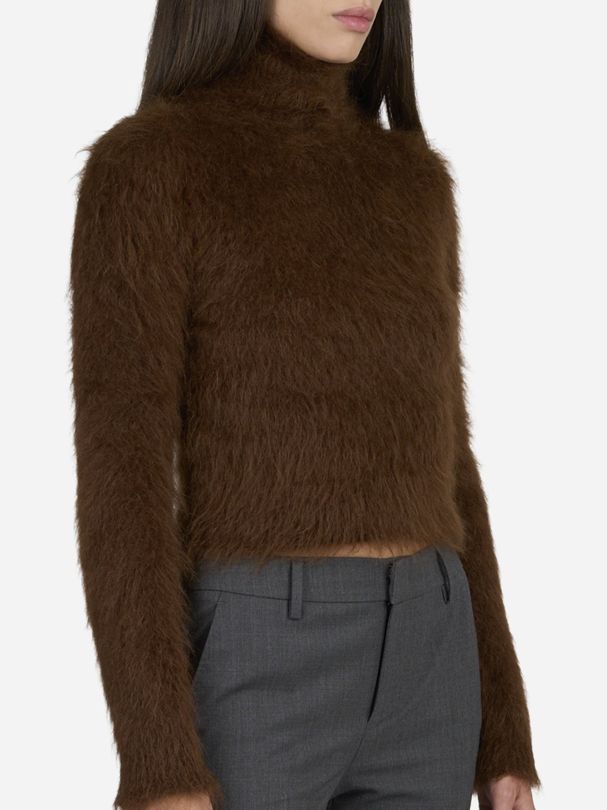 Maglia collo alto slim-fit marrone - dettaglio indossato