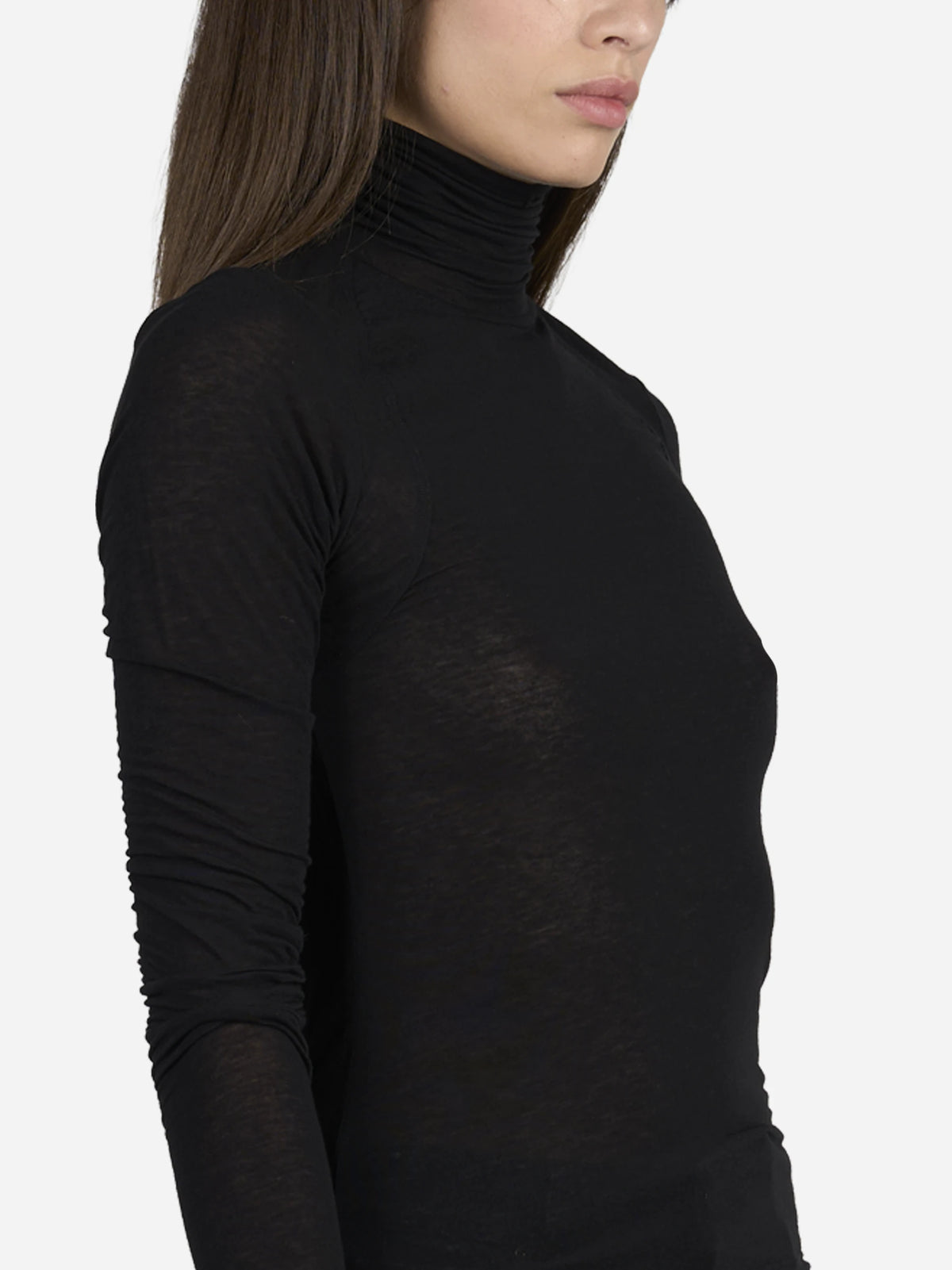 Maglia collo alto slim-fit nera - dettaglio indossato