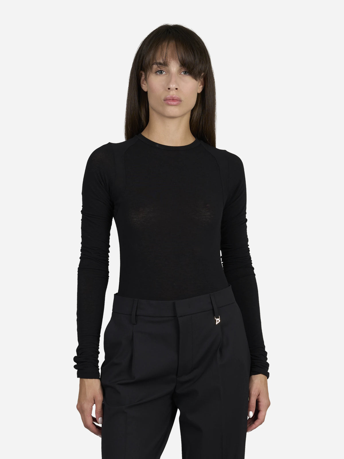 Maglia girocollo slim-fit nera - indossato, vista frontale