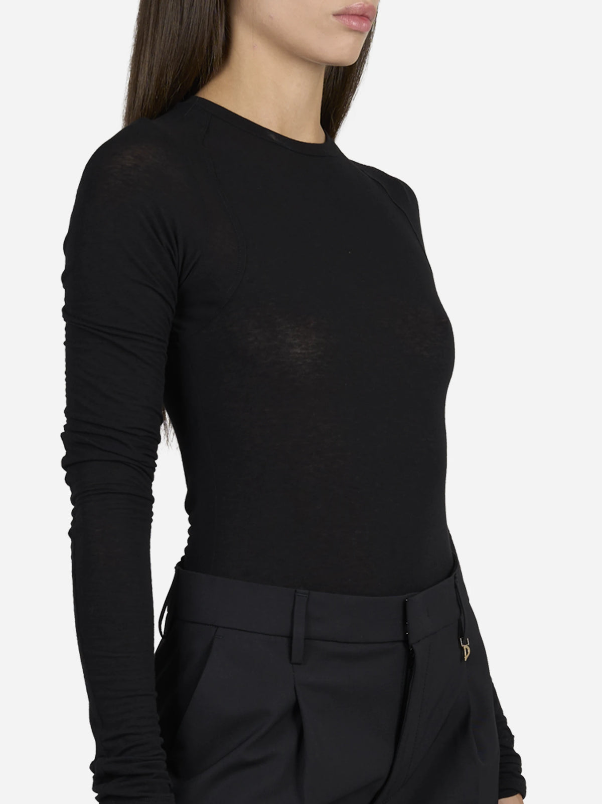 Maglia girocollo slim-fit nera - dettaglio indossato