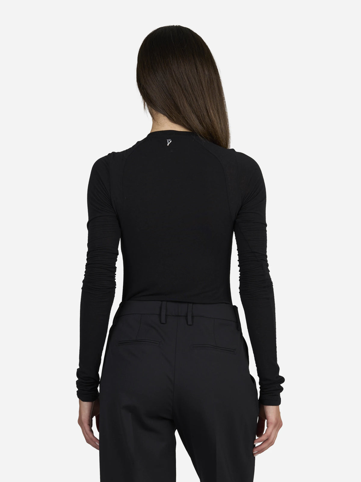 Maglia girocollo slim-fit nera - indossato, vista posteriore