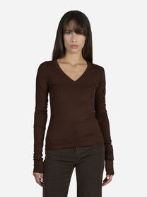 Maglia scollo a V slim-fit marrone - indossato, vista frontale
