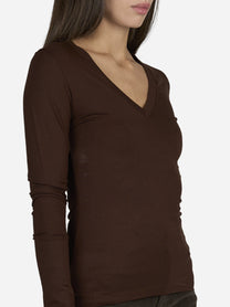 Maglia scollo a V slim-fit marrone - dettaglio indossato