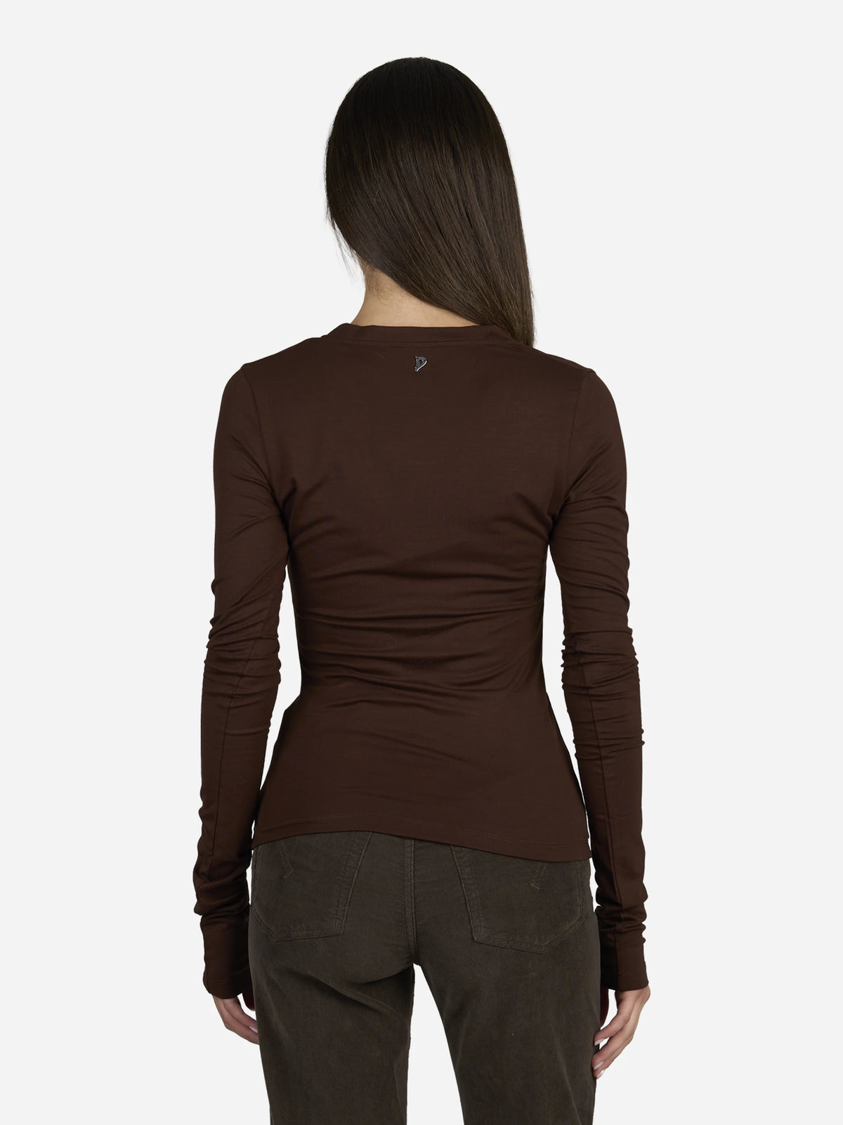Maglia scollo a V slim-fit marrone - indossato, vista posteriore