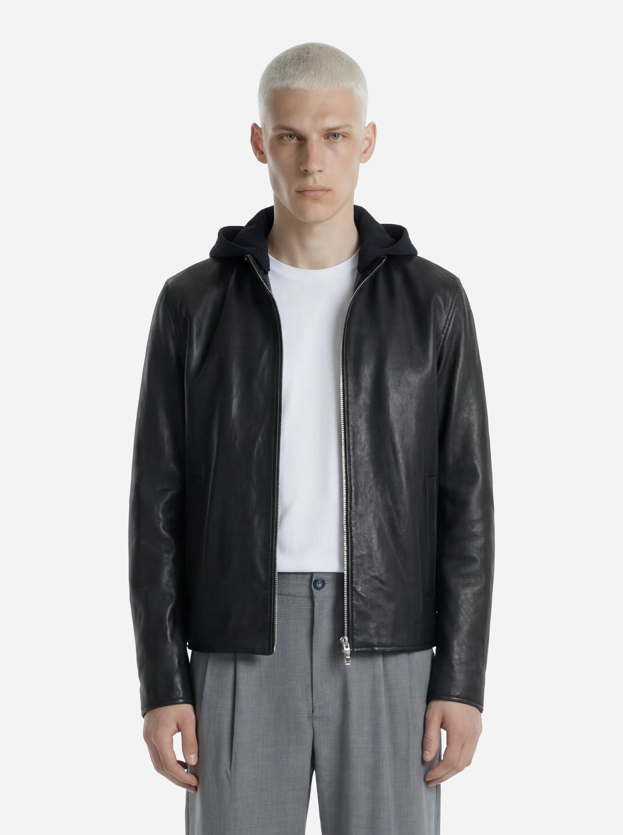 Biker in pelle nero con cappuccio