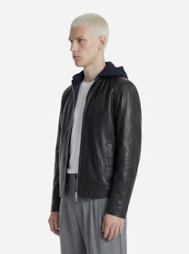 Biker in pelle nero con cappuccio