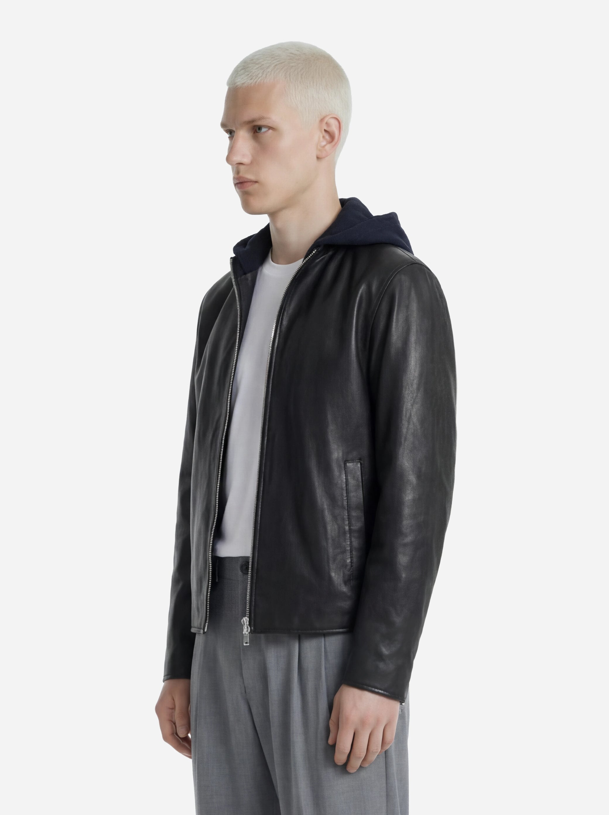 Biker in pelle nero con cappuccio