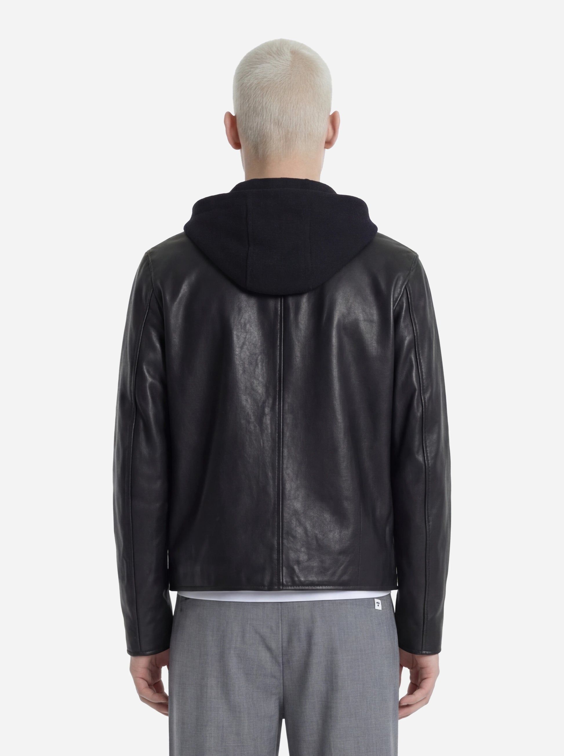 Biker in pelle nero con cappuccio