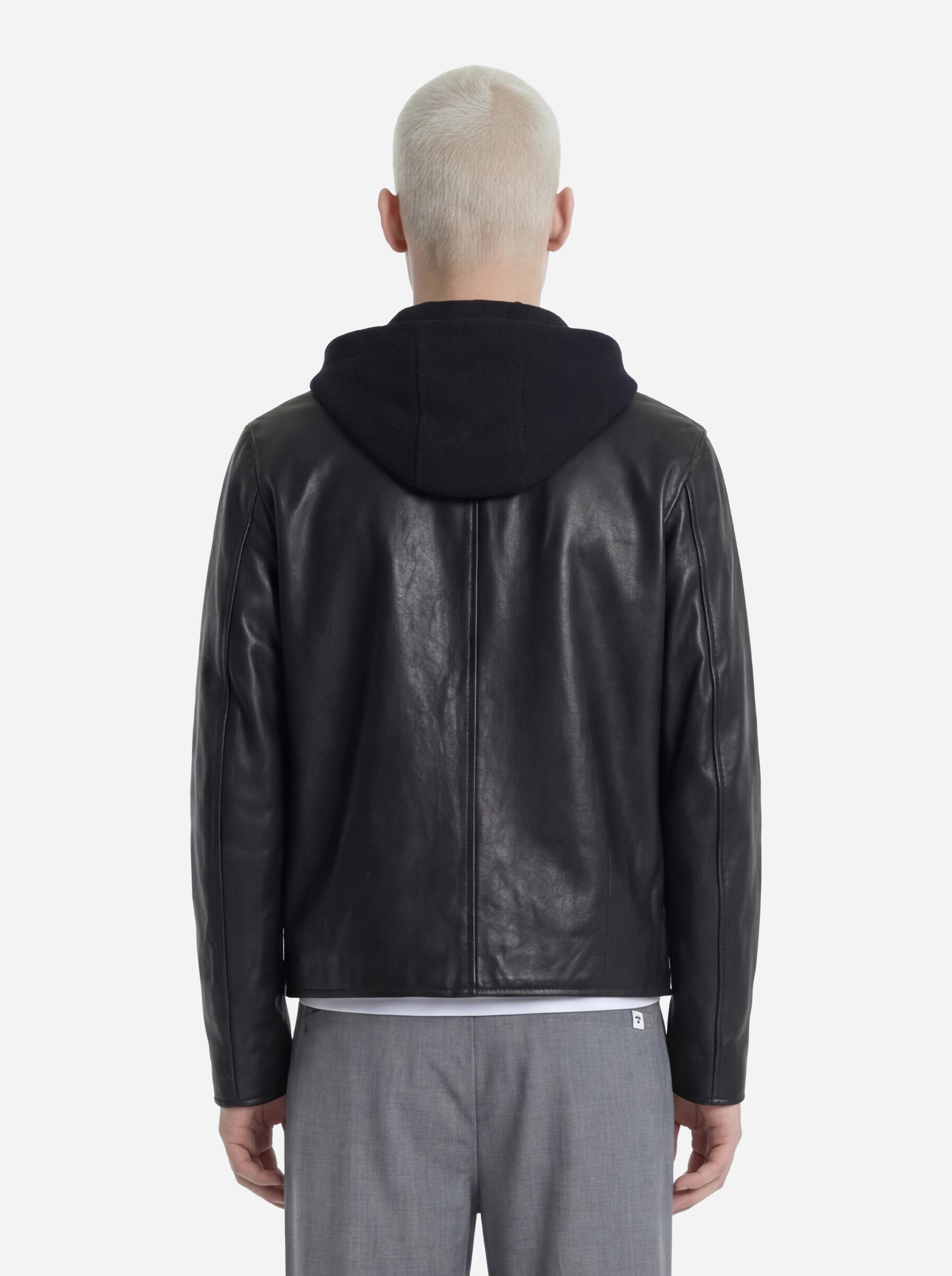 Biker in pelle nero con cappuccio