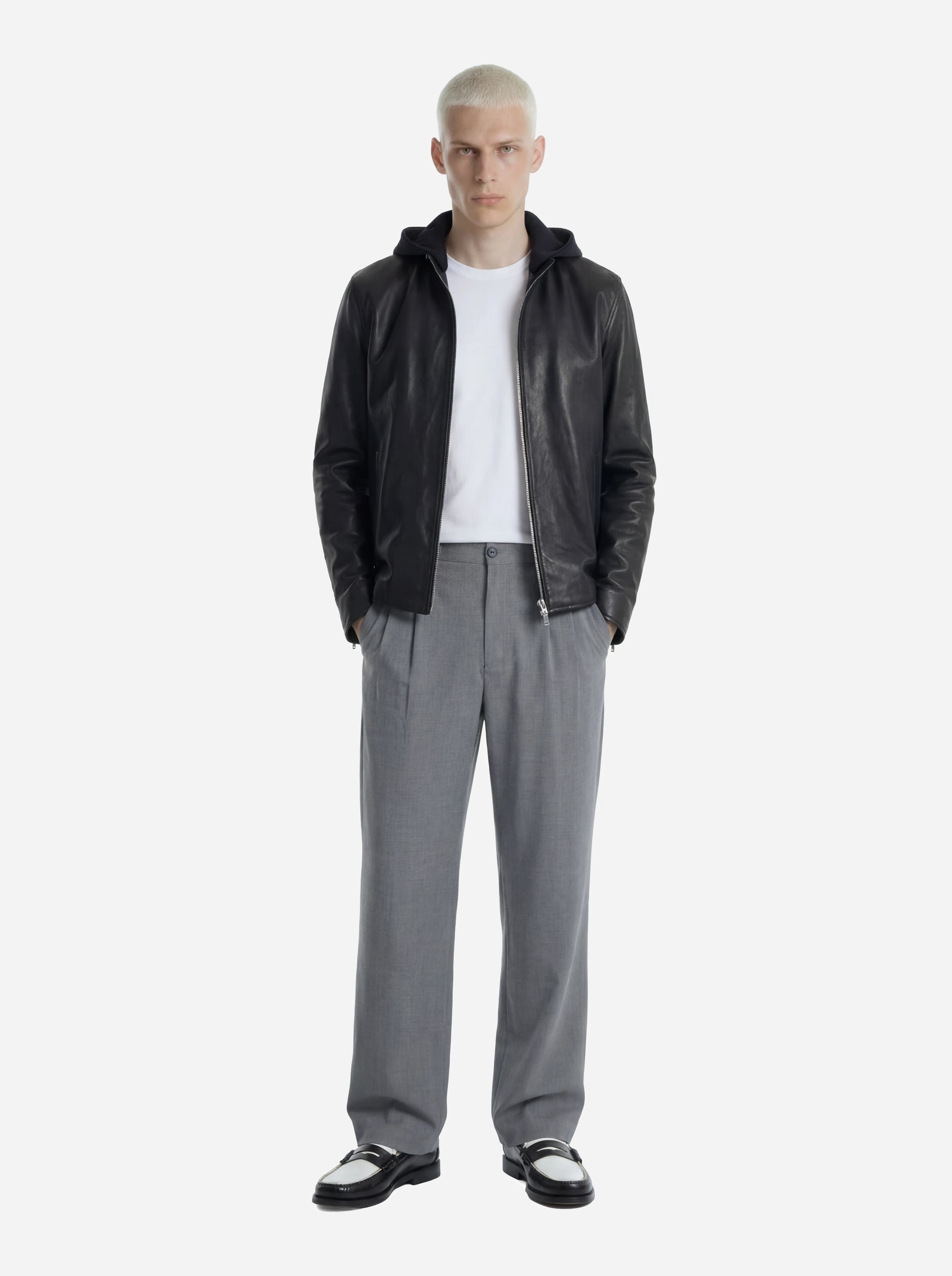 Biker in pelle nero con cappuccio