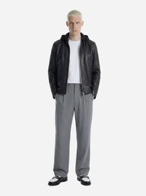Biker in pelle nero con cappuccio