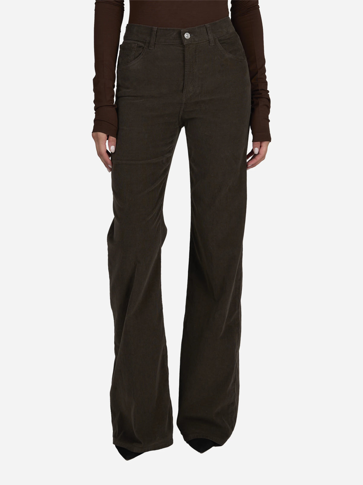 Jeans Amber wide leg in velluto a coste marroni - indossato vista frontale