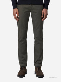 Pantalone Gaubert slim fit in cotone verde - indossato, vista frontale