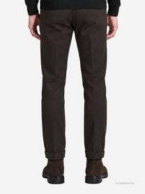 Pantalone Gaubert slim fit in cotone marrone - indossato, vista posteriore